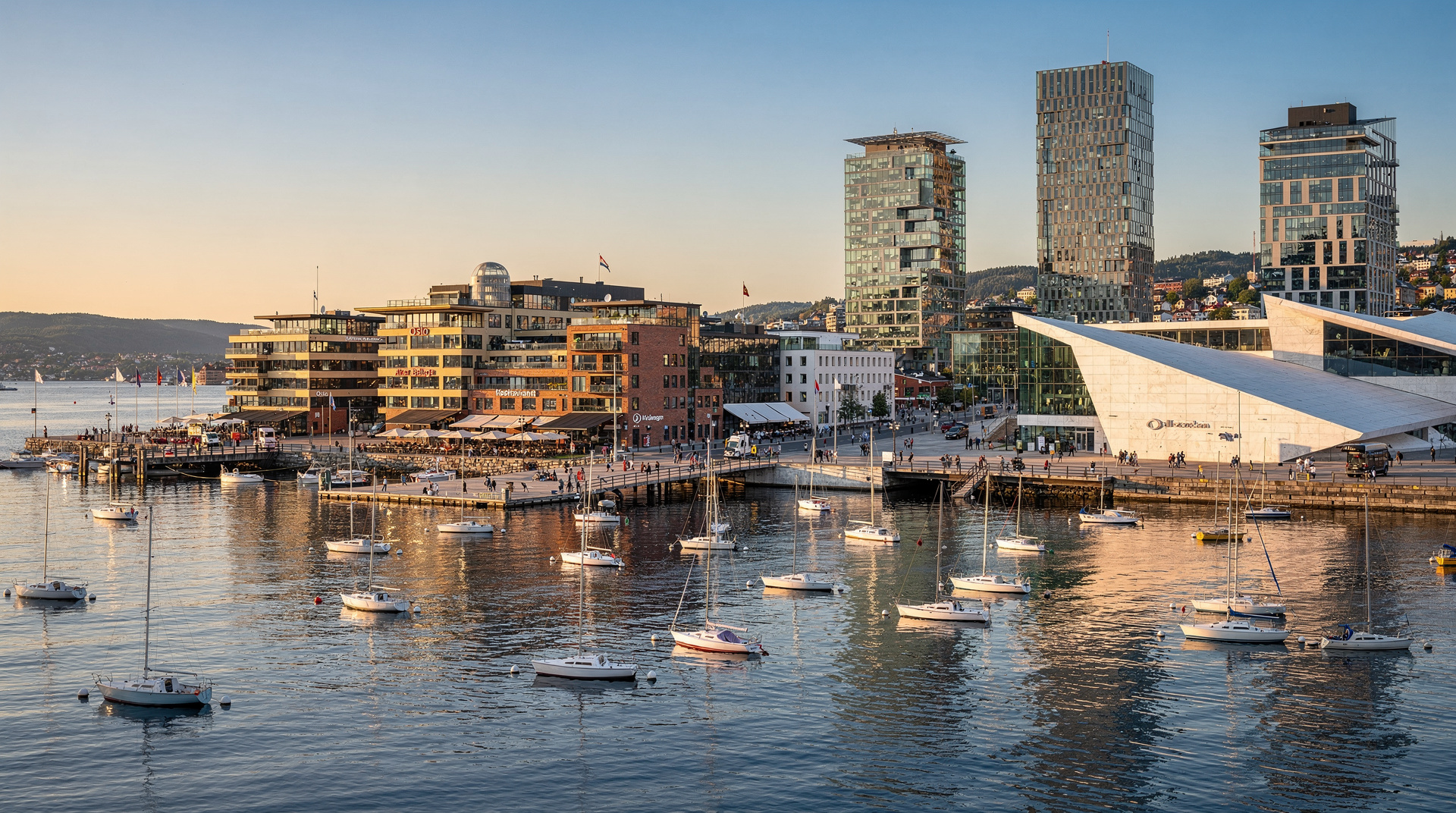 A zona ribeirinha de Oslo e o Oslofjord ao pôr do sol